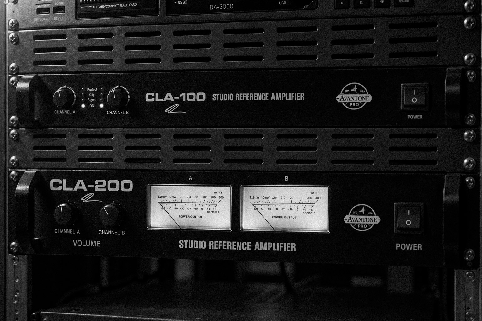 Avantone CLA-100과 CLA-200 앰프의 흑백 이미지